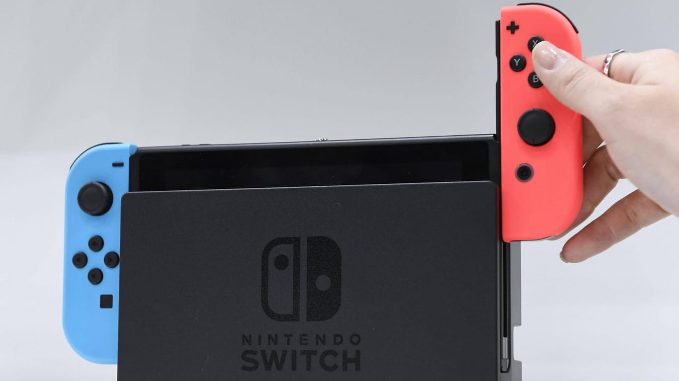 Eine Nintendo Switch (Symbolbild): Nintendo soll 2019 zwei neue Versionen der Konsole veröffentlichen.