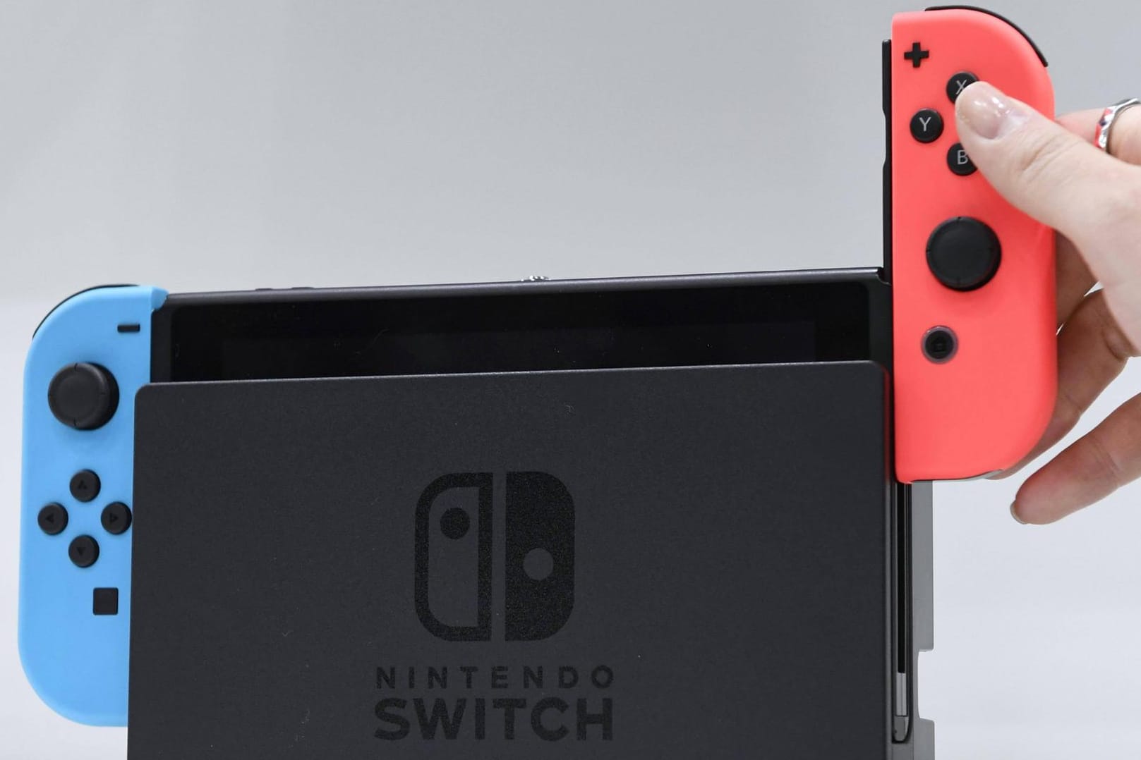 Eine Nintendo Switch (Symbolbild): Nintendo soll 2019 zwei neue Versionen der Konsole veröffentlichen.
