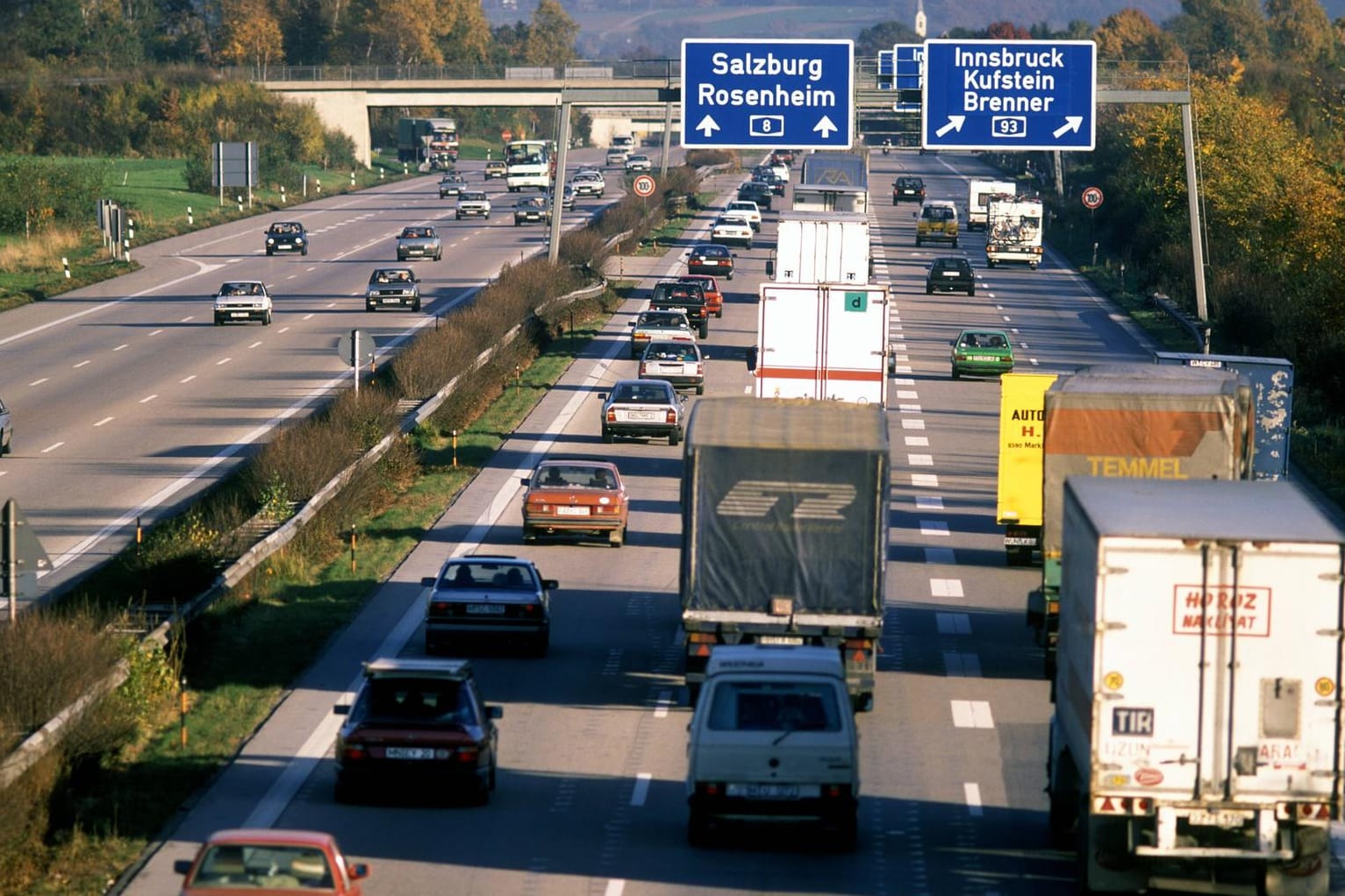Autobahn Richtung Rosenheim: Eine syrische Familie musste eine Woche lang auf der Ladefläche eines Lkw ausharren. Sie hatten einen Schleuer beauftragt, sie aus der Türkei nach Deutschland zu bringen. (Symbolfoto)