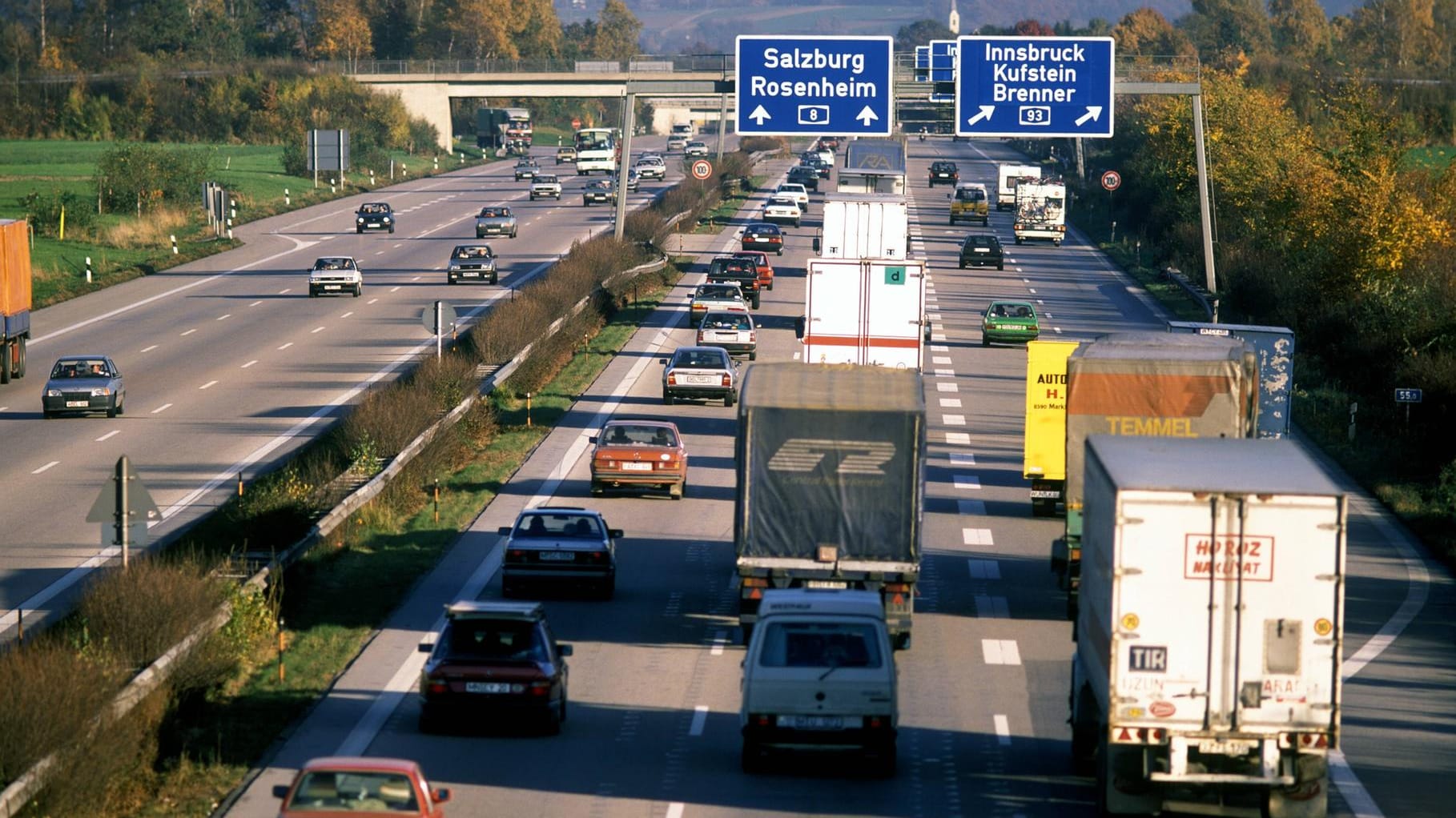 Autobahn Richtung Rosenheim: Eine syrische Familie musste eine Woche lang auf der Ladefläche eines Lkw ausharren. Sie hatten einen Schleuer beauftragt, sie aus der Türkei nach Deutschland zu bringen. (Symbolfoto)