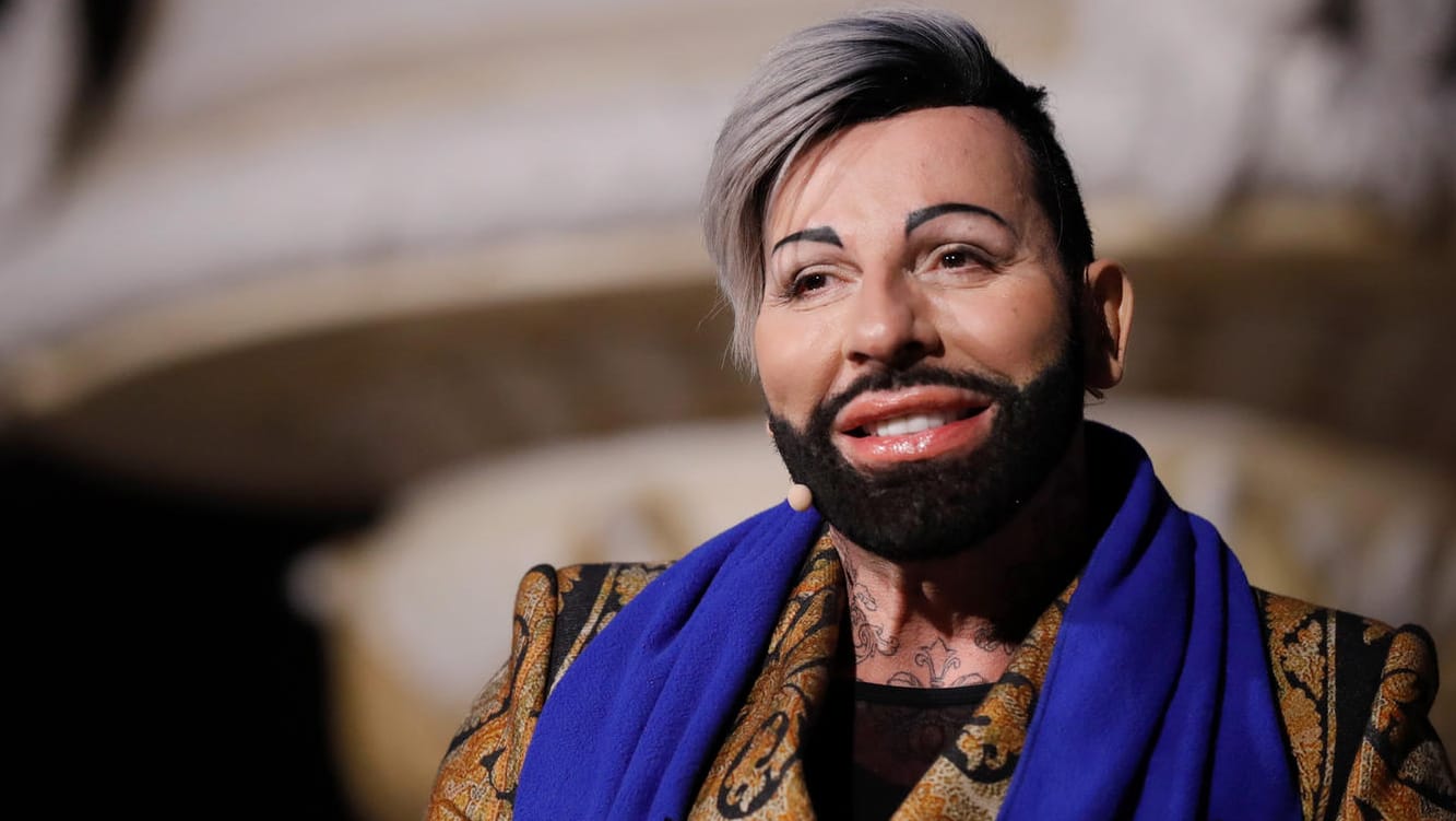 Harald Glööckler: Er meint, dass man mit ein paar Hilfsmitteln immer gut aussehen kann. Harald Glööckler: Er meint, dass man mit ein paar Hilfsmitteln immer gut aussehen kann.
