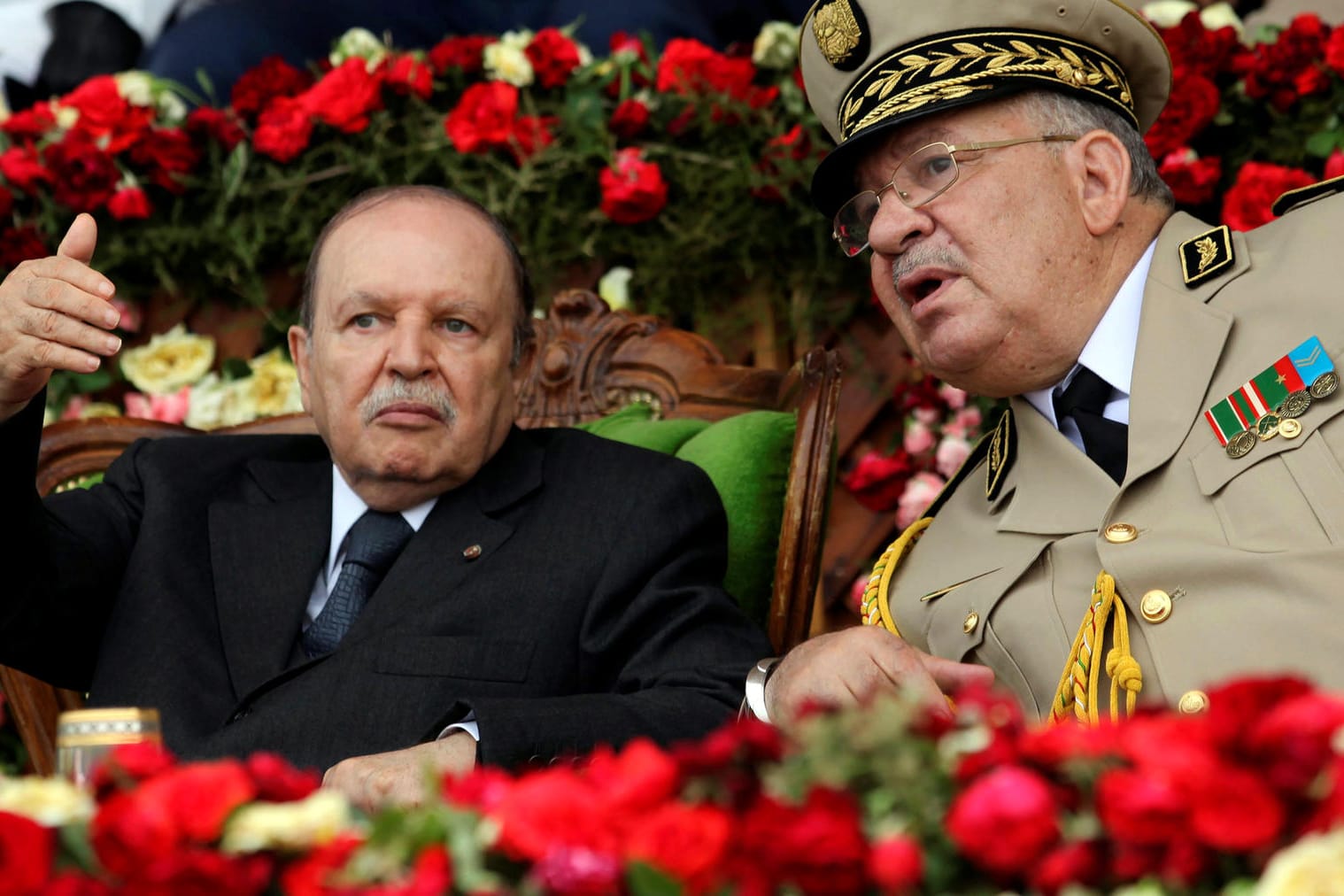 Präsident Abdelaziz Bouteflika und der Stabschef des algerischen Militärs, Ahmed Gaid Salah: Das Militär fordert die Absetzung Bouteflikas.