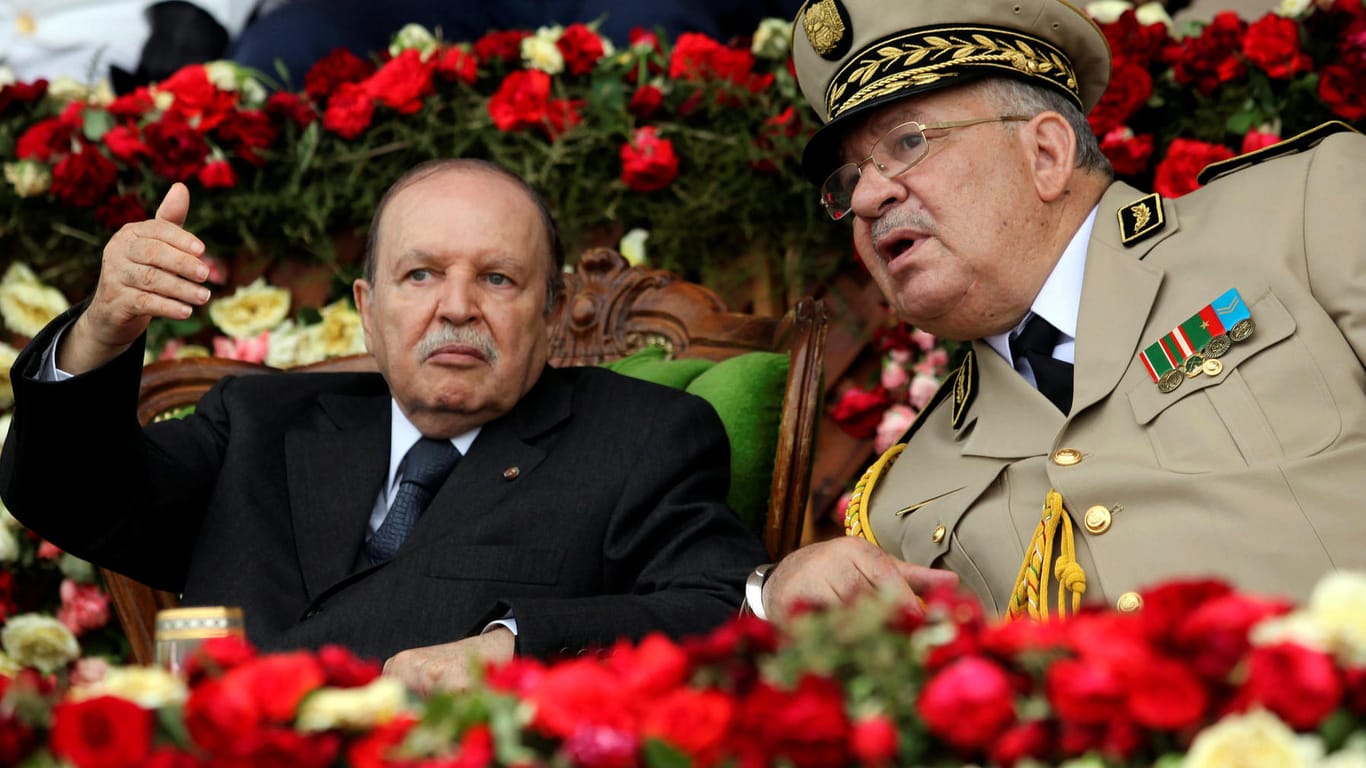 Präsident Abdelaziz Bouteflika und der Stabschef des algerischen Militärs, Ahmed Gaid Salah: Das Militär fordert die Absetzung Bouteflikas.