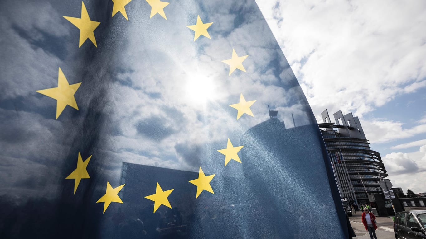 Eine EU-Fahne (Symbolbild): Am Dienstag entschied das Europaparlament über die umstrittene Urheberrechtsreform.