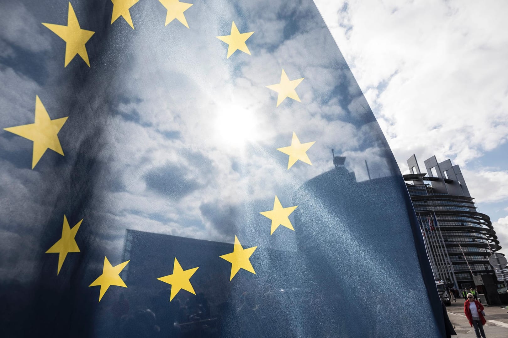 Eine EU-Fahne (Symbolbild): Am Dienstag entschied das Europaparlament über die umstrittene Urheberrechtsreform.