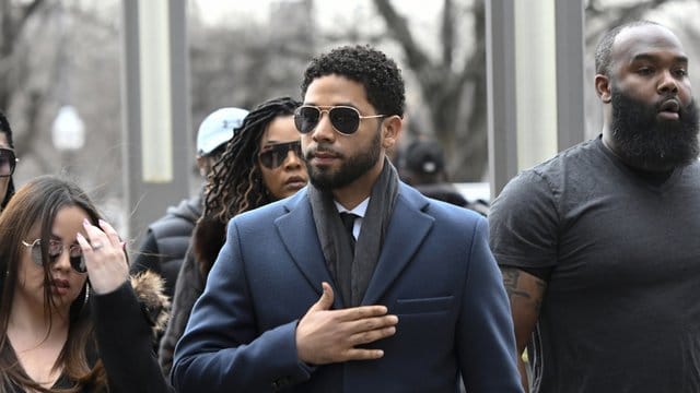 Jussie Smollett (M), der laut Polizei einen gegen ihn gerichteten rassistischen und homophoben Angriff erfand, muss sich deshalb vorerst nicht mehr vor Gericht verantworten.