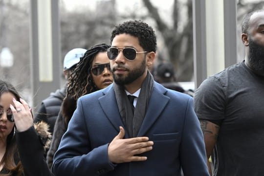 Jussie Smollett (M), der laut Polizei einen gegen ihn gerichteten rassistischen und homophoben Angriff erfand, muss sich deshalb vorerst nicht mehr vor Gericht verantworten.