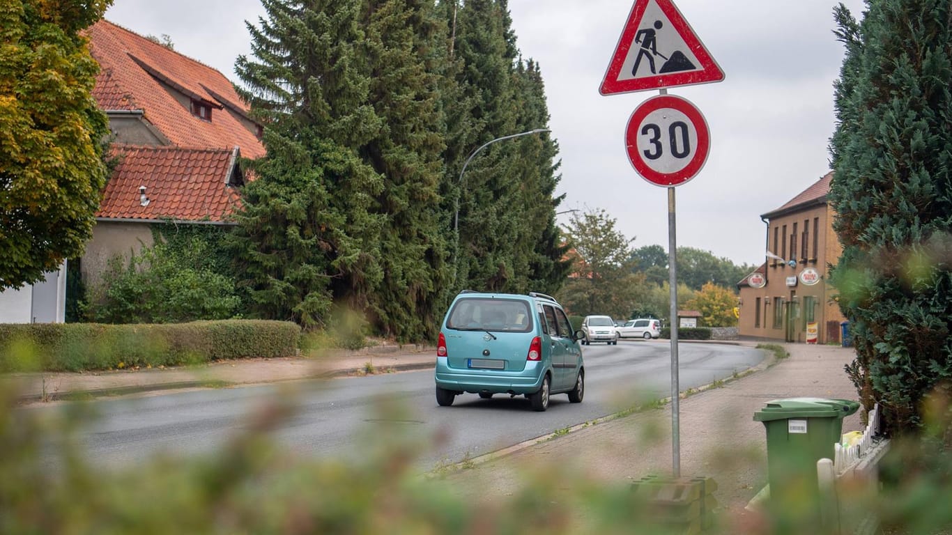 Eine Straße in Langwedel in Niedersachsen (Symbolbild): In diesem Ort lebt die 15-Jährige mit ihrer Familie.