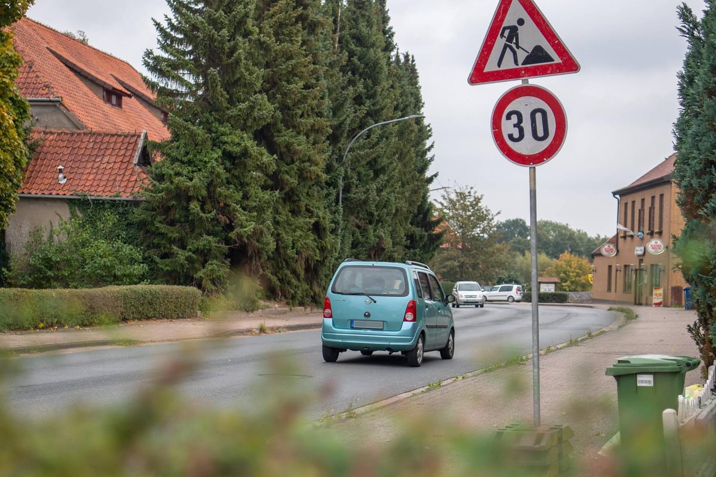 Eine Straße in Langwedel in Niedersachsen (Symbolbild): In diesem Ort lebt die 15-Jährige mit ihrer Familie.