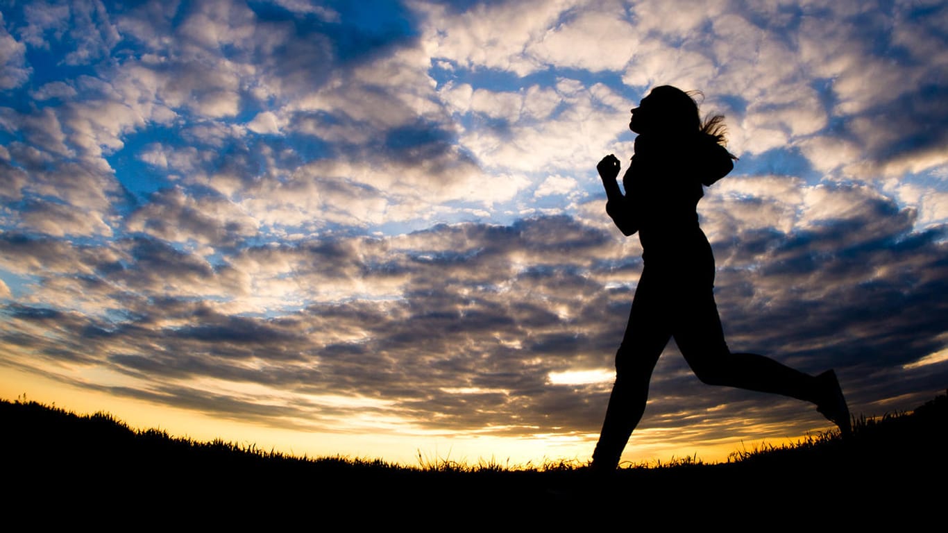 Laufen in der Abendsonne: Sport am Ende des Tages ist im Hinblick auf Schlaf umstritten.