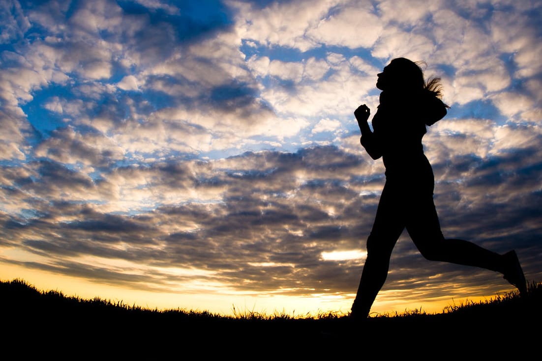 Laufen in der Abendsonne: Sport am Ende des Tages ist im Hinblick auf Schlaf umstritten.