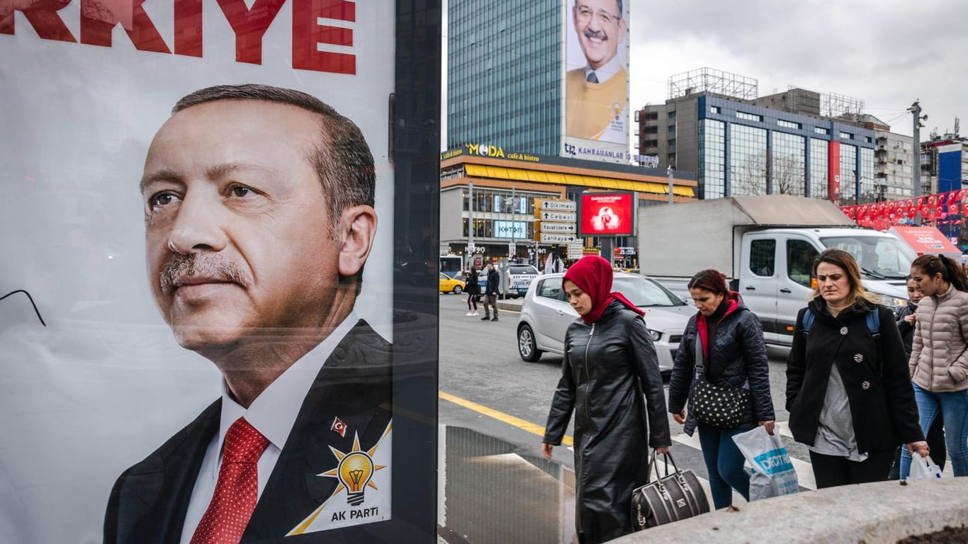 Plakate von Erdogan und dem AKP-Kandidaten für Ankara, Mehmet Özhaseki: Wer in der türkischen Hauptstadt das Rennen um den Bürgermeisterposten macht, ist noch nicht klar.