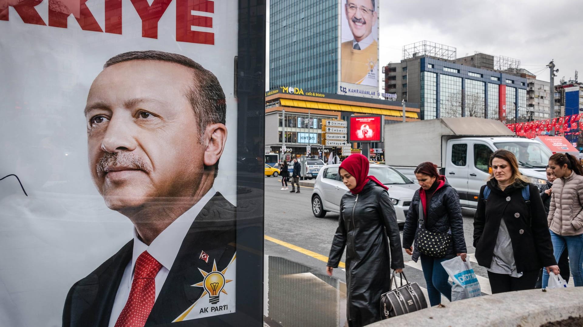 Plakate von Erdogan und dem AKP-Kandidaten für Ankara, Mehmet Özhaseki: Wer in der türkischen Hauptstadt das Rennen um den Bürgermeisterposten macht, ist noch nicht klar.