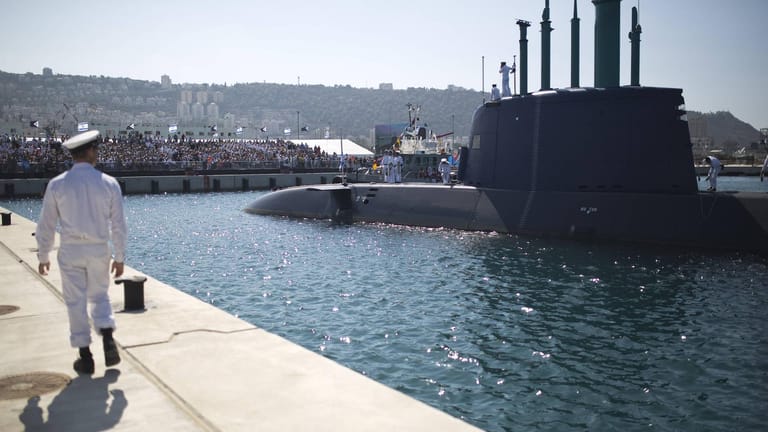 Ein U-Boot aus deutscher Herstellung im Hafen von Haifa: Bei deutsch-israelischen U-Boot-Deals könnte es zu Schmiergeldzahlungen gekommen sein. Nun ermitteln deutsche Staatsanwälte.
