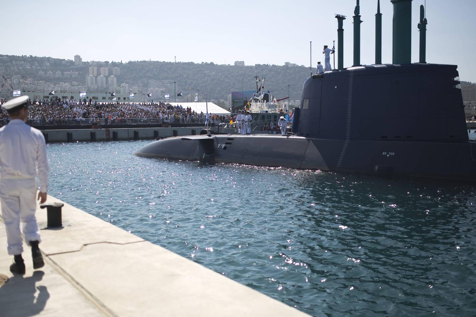 Ein U-Boot aus deutscher Herstellung im Hafen von Haifa: Bei deutsch-israelischen U-Boot-Deals könnte es zu Schmiergeldzahlungen gekommen sein. Nun ermitteln deutsche Staatsanwälte.