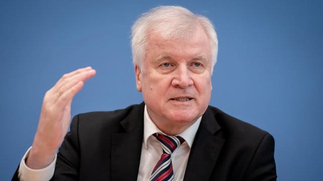 Nach Ansicht von Innenminister Seehofer soll der Verfassungsschutz künftig auch Daten radikalisierter Kinder sammeln. Nach Ansicht von Innenminister Seehofer soll der Verfassungsschutz künftig auch Daten radikalisierter Kinder sammeln.