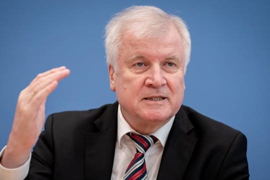 Nach Ansicht von Innenminister Seehofer soll der Verfassungsschutz künftig auch Daten radikalisierter Kinder sammeln.