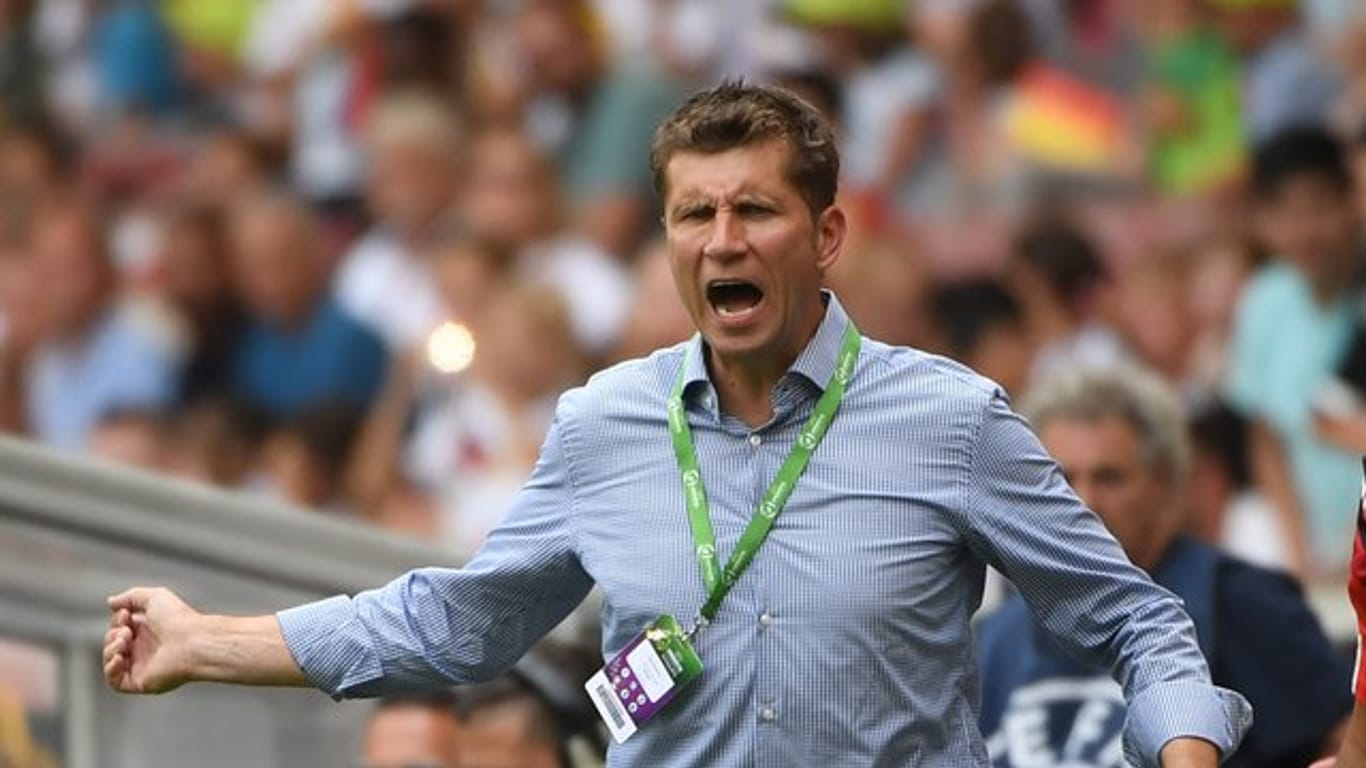 Deutschlands Trainer Guido Streichsbier gestikuliert an der Seitenlinie.