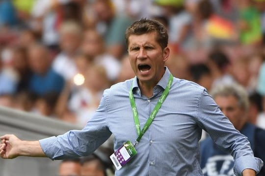 Deutschlands Trainer Guido Streichsbier gestikuliert an der Seitenlinie.