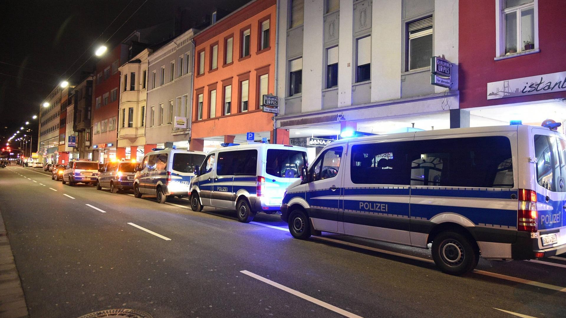 Drei Einsatzwagen parken hintereinander bei einer Polizei-Razzia (Symbolfoto): An der Razzia an 40 Orten waren fast 200 Steuerfahnder und Polizeibeamte beteiligt.