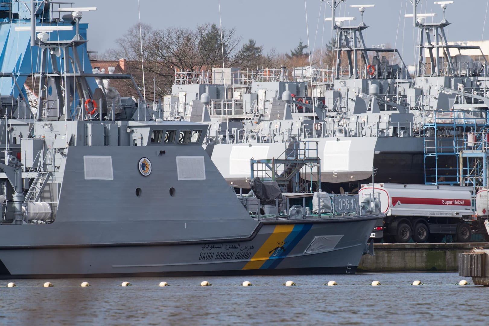 Küstenschutzboote für Saudi-Arabien liegen auf dem Werftgelände: Der komplette Exportstopp für Saudi-Arabien galt zunächst für zwei Monate und wurde Anfang März noch einmal um drei Wochen verlängert.