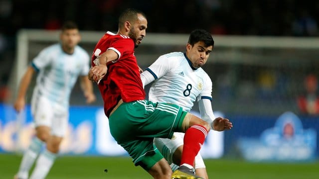 Der Argentinier Marcos Acuna (r) kämpft mit Khalid Boutaib aus Marokko um den Ball.