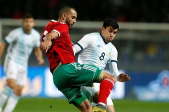 Der Argentinier Marcos Acuna (r) kämpft mit Khalid Boutaib aus Marokko um den Ball.
