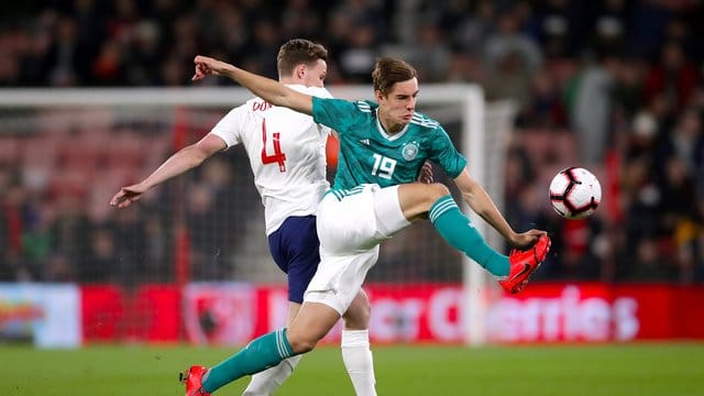 Der Engländer Kieran Dowell (l) und Florian Neuhaus kämpfen um den Ball. Der Engländer Kieran Dowell (l) und Florian Neuhaus kämpfen um den Ball.