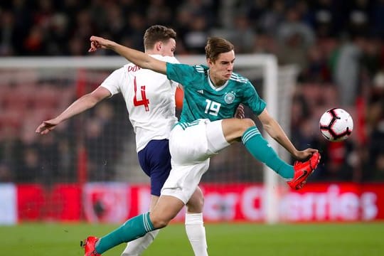 Der Engländer Kieran Dowell (l) und Florian Neuhaus kämpfen um den Ball.