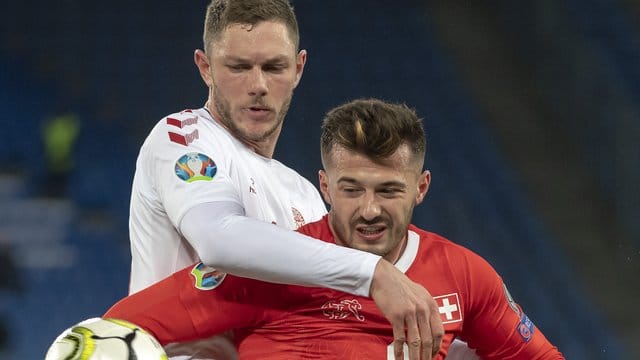 Der Däne Henrik Dalsgaard (l) ringt mit dem Schweizer Ajeti um den Ballbesitz. Der Däne Henrik Dalsgaard (l) ringt mit dem Schweizer Ajeti um den Ballbesitz.