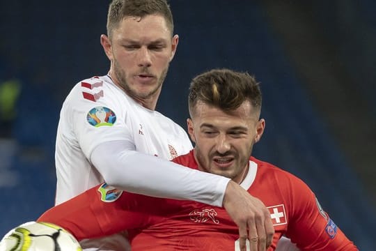 Der Däne Henrik Dalsgaard (l) ringt mit dem Schweizer Ajeti um den Ballbesitz.
