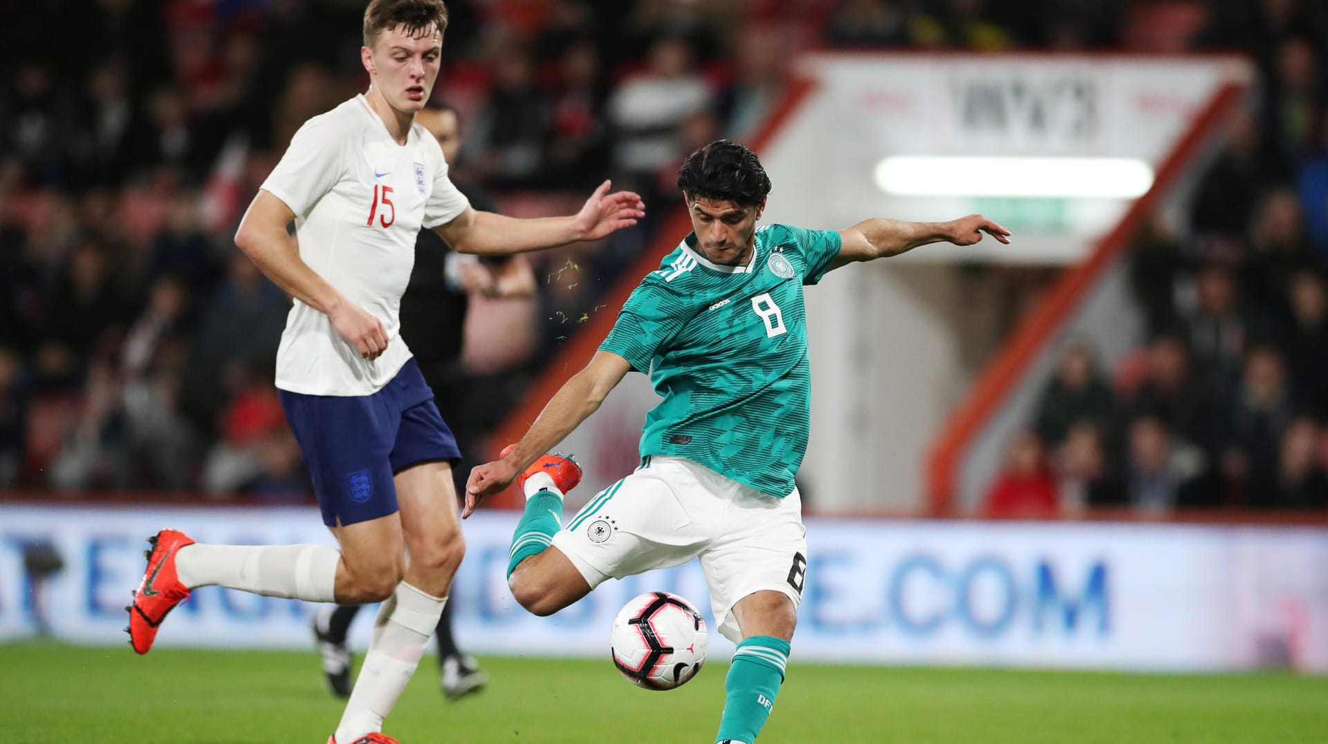 Mahmoud Dahoud (M.) nimmt Maß und trifft: Der BVB-Star erzielte beim 2:1-Sieg der U21 gegen England ein Traumtor. Mahmoud Dahoud (M.) nimmt Maß und trifft: Der BVB-Star erzielte beim 2:1-Sieg der U21 gegen England ein Traumtor.
