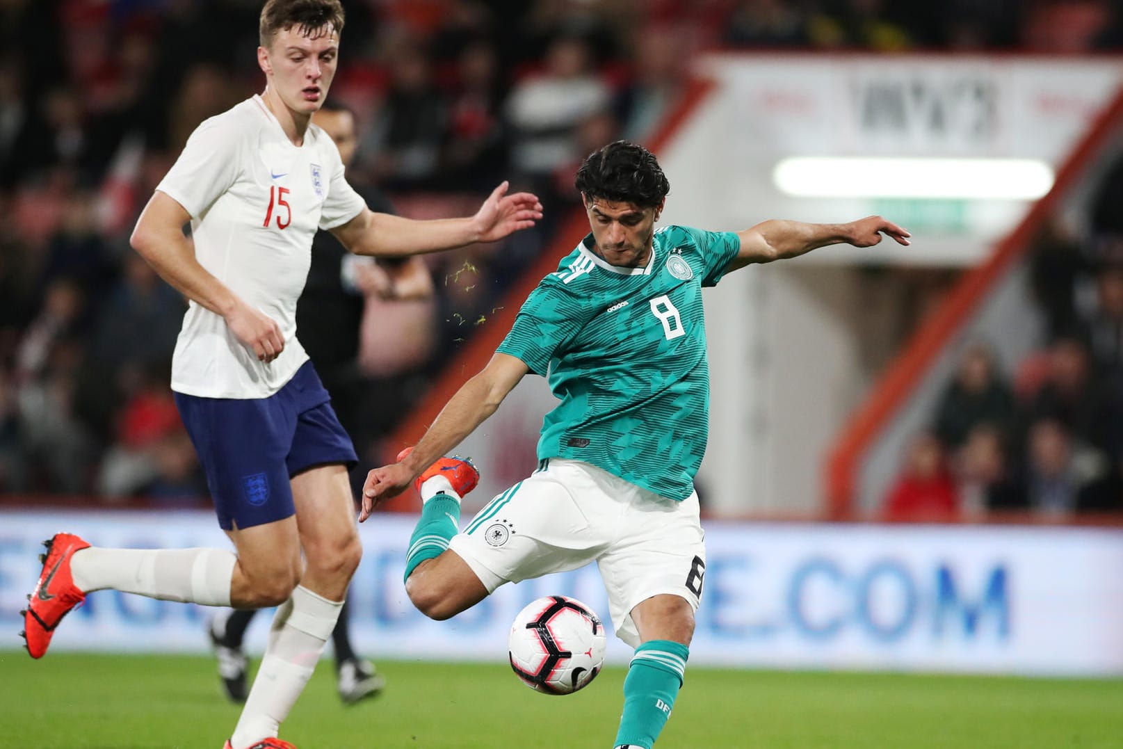 Mahmoud Dahoud (M.) nimmt Maß und trifft: Der BVB-Star erzielte beim 2:1-Sieg der U21 gegen England ein Traumtor.