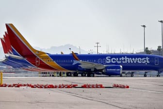 Flugzeuge des Typs Boeing 737 Max von Southwest Airlines auf dem Vorfeld des Sky Harbor International Airports in Phoenix.