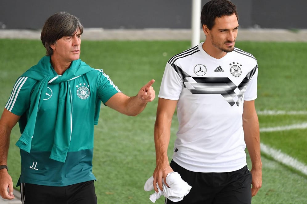 Joachim Löw und Mats Hummels (r.) arbeiteten über viele Jahre hinweg erfolgreich zusammen. Dann kam die WM 2018 in Russland.