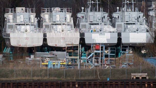 Küstenschutzboote für Saudi-Arabien auf dem Gelände der Peene-Werft in Wolgast.