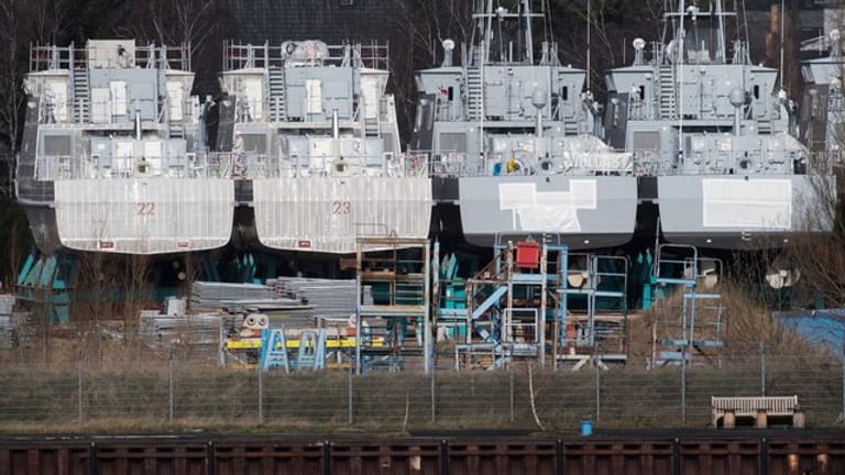 Küstenschutzboote für Saudi-Arabien auf dem Gelände der Peene-Werft in Wolgast.