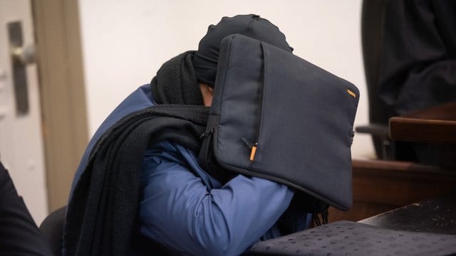 Der 54-jährige Angeklagte sitzt in einem Gerichtssaal im Amtsgericht. Der 54-jährige Angeklagte sitzt in einem Gerichtssaal im Amtsgericht.