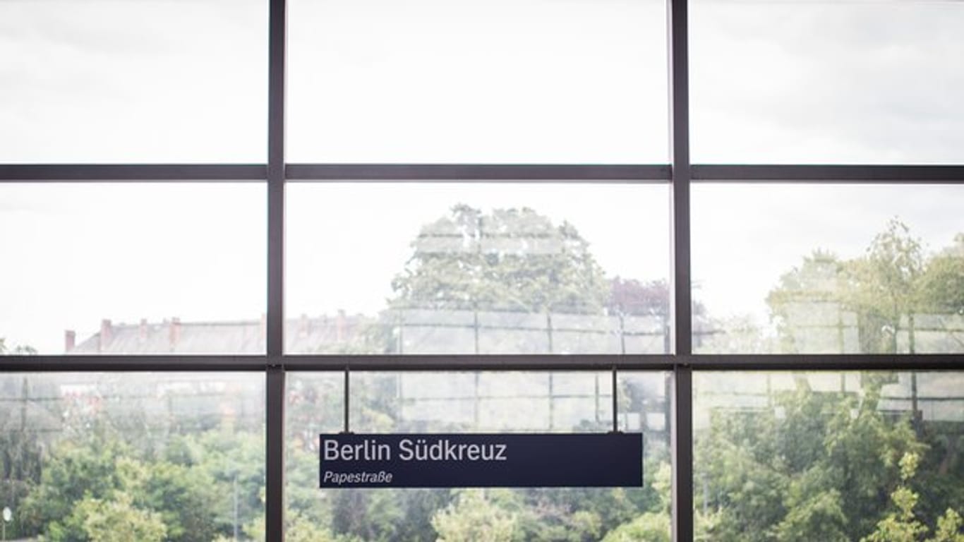Schild am Bahnhof Berlin-Südkreuz (Archivbild): Hier soll die Reise der Toten begonnen haben.