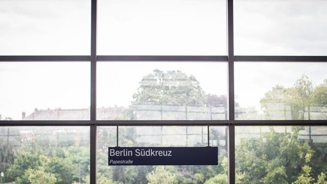 Schild am Bahnhof Berlin-Südkreuz (Archivbild): Hier soll die Reise der Toten begonnen haben.