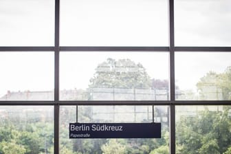 Schild am Bahnhof Berlin-Südkreuz (Archivbild): Hier soll die Reise der Toten begonnen haben.