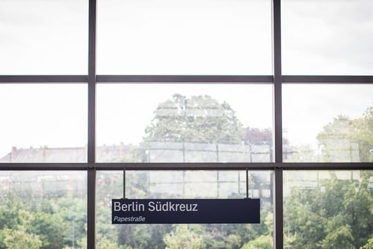 Schild am Bahnhof Berlin-Südkreuz (Archivbild): Hier soll die Reise der Toten begonnen haben.