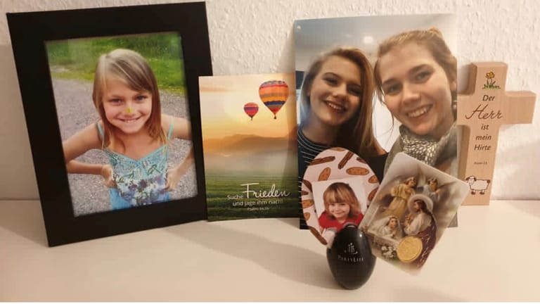 Ein Kreuz und ein schwarz eingerahmtes Bild der Vermissten: Rebeccas Familie hat Fotos zusammengestellt, ein Bild davon postete ihre Schwester auf Instagram.