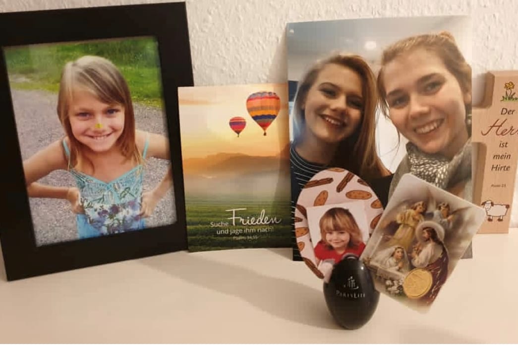Ein Kreuz und ein schwarz eingerahmtes Bild der Vermissten: Rebeccas Familie hat Fotos zusammengestellt, ein Bild davon postete ihre Schwester auf Instagram.