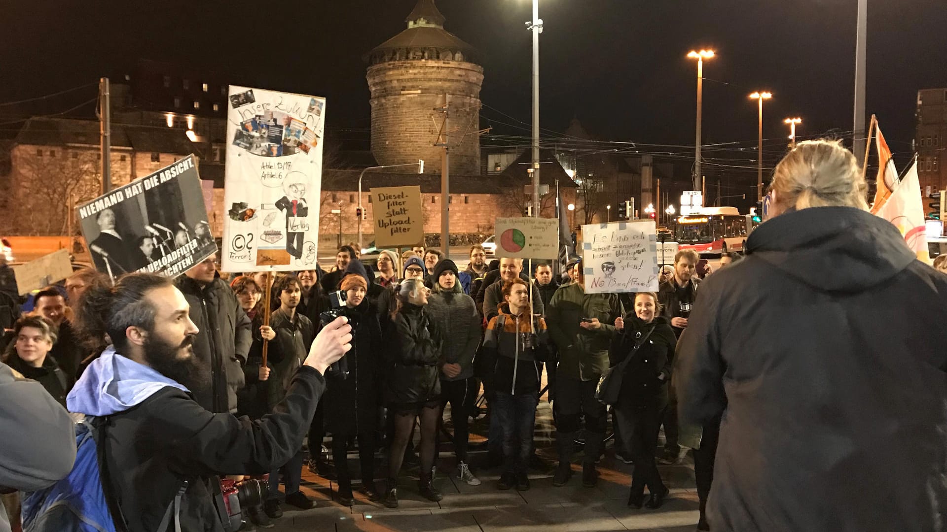 Nürnberg: Eine Menschengruppe demonstriert vor dem Hauptbahnhof gegen das vom EU-Parlament beschlossene Urheberrecht.