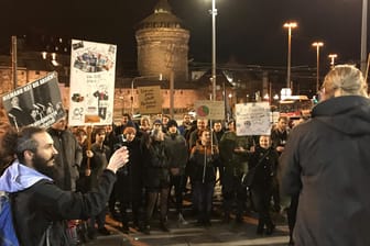 Nürnberg: Eine Menschengruppe demonstriert vor dem Hauptbahnhof gegen das vom EU-Parlament beschlossene Urheberrecht.