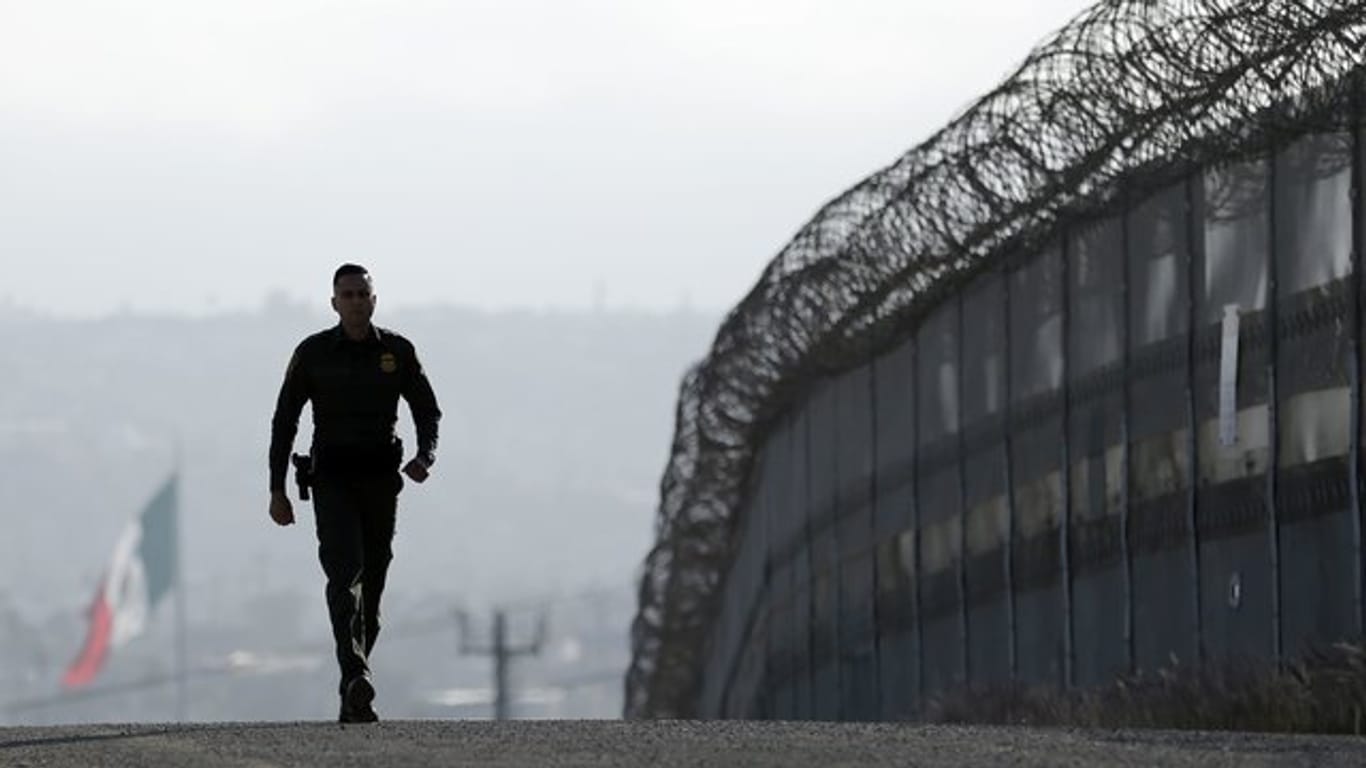 Ein Soldat läuft an der Grenze zwischen den USA und Mexiko entlang.