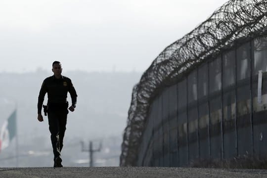 Ein Soldat läuft an der Grenze zwischen den USA und Mexiko entlang.