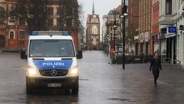 Ein Polizeifahrzeug ist in der menschenleeren Kröpeliner Straße zu sehen.