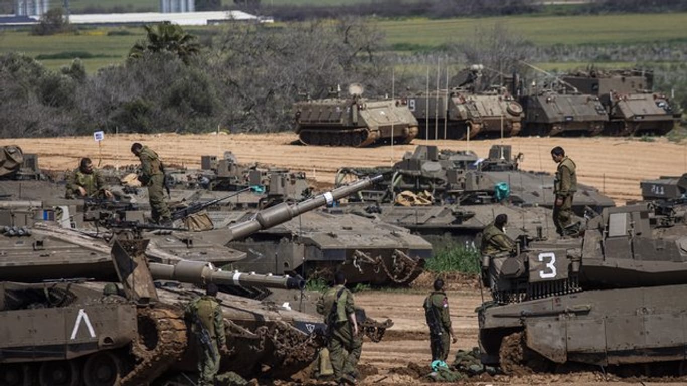 Israel, Aschkelon: Israelische Soldaten bereiten Panzer nahe der Grenze zum Gazastreifen auf einen möglichen Einsatz vor.